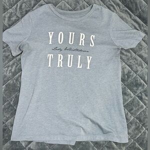 Bridgerton Experience Yours Truly Lady Whistledown T-Shirt Size Medium